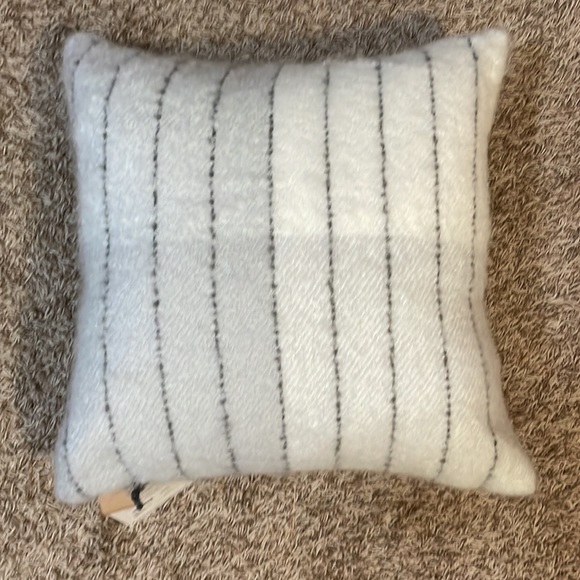 NWT UGG Lucia Square Pillow Cover & Insert - Lucia  Stone - Picture 3 of 4